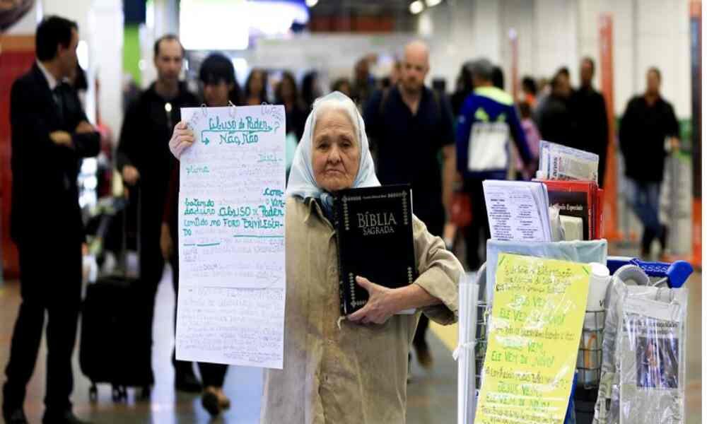 Anciana de 83 años pasa su vida en un aeropuerto predicando el evangelio