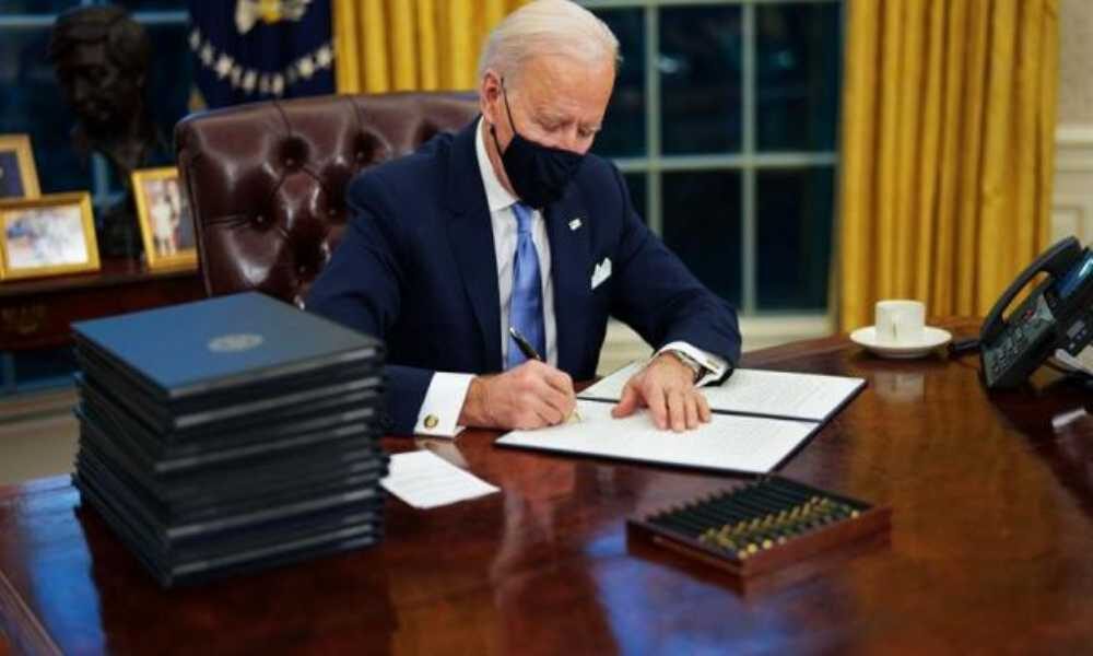 Joe Biden firma medida para eliminar obstáculos al aborto