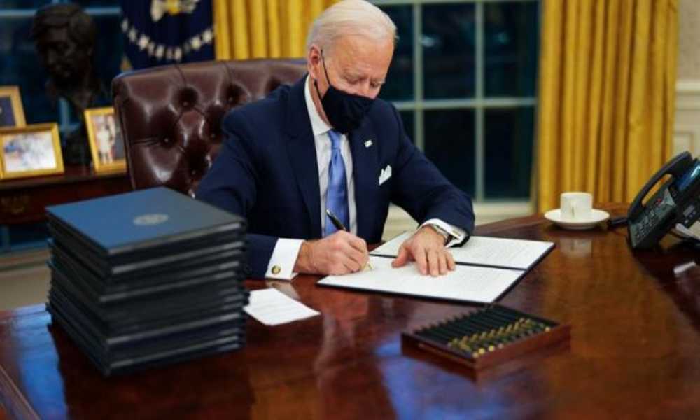 Biden firma decreto para evitar discriminación de comunidad LGBTQ