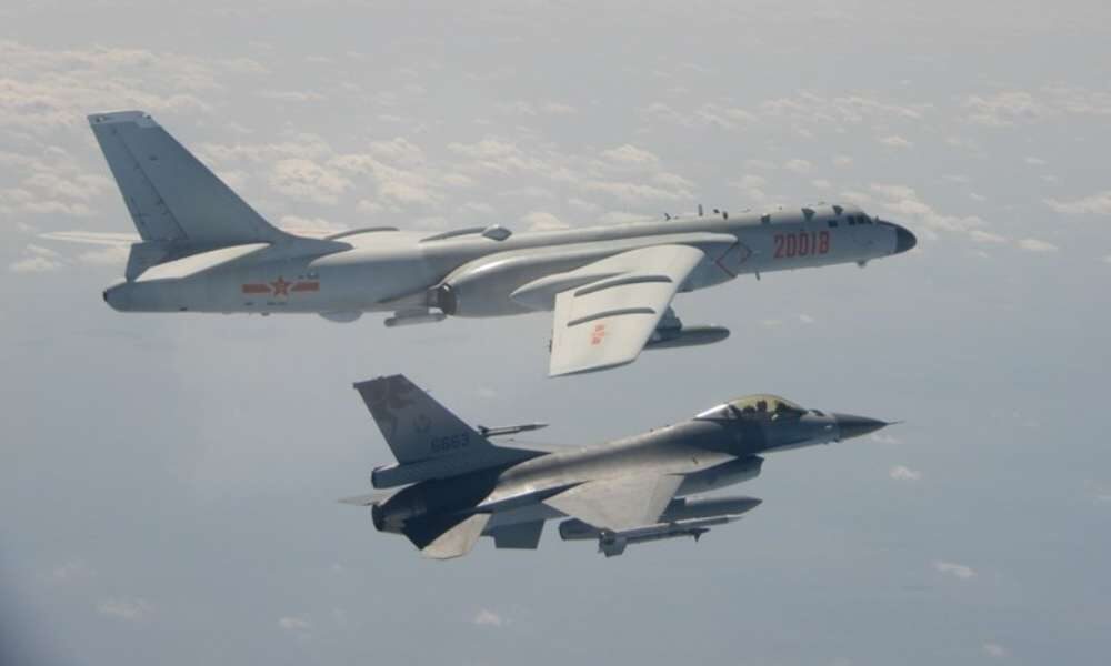 China mueve aviones de combate cerca de Taiwán, desafiando a Biden