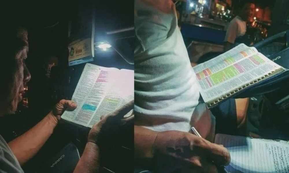 Conductor de bus aprovecha las paradas para estudiar la Biblia