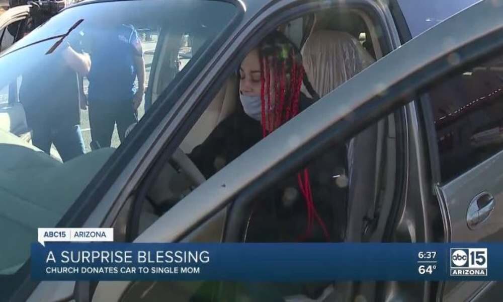 Desempleada con 7 hijos y con carro averiado recibe de la iglesia una minivan