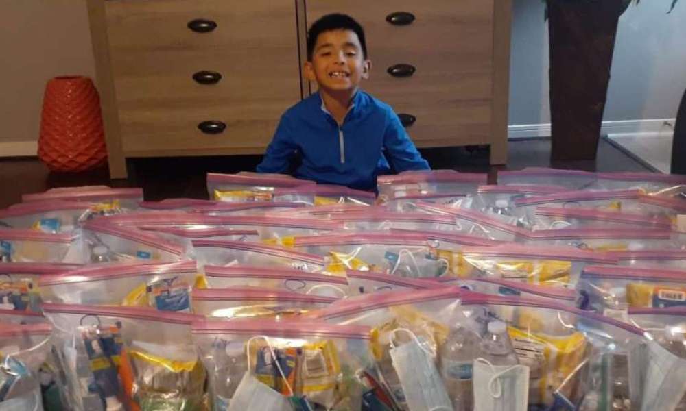Niño dona todo el dinero de su fiesta de cumpleaños para personas sin hogar