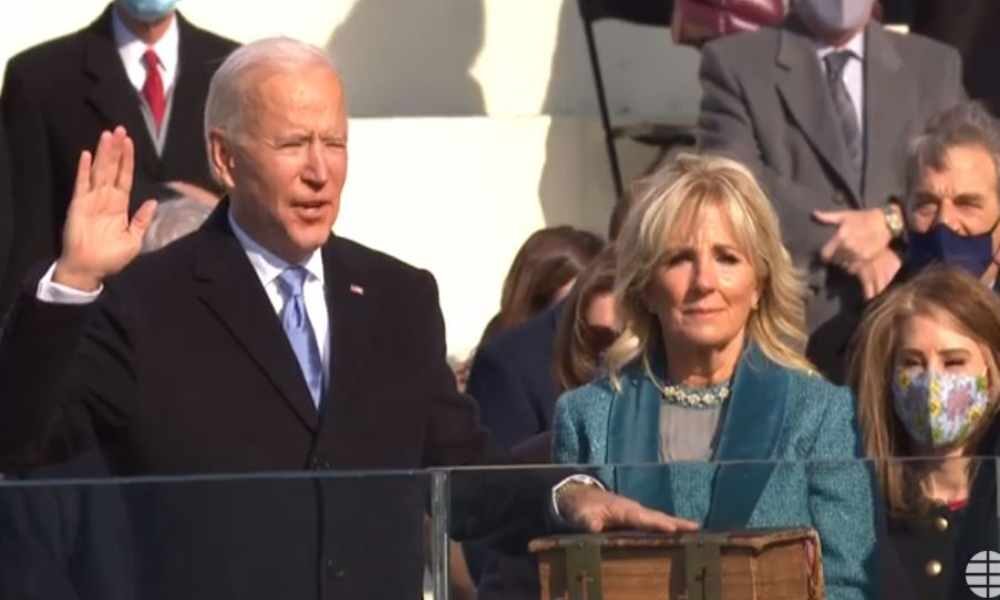 Presidente de EEUU Joe Biden jura ante la Biblia «preservar, proteger y defender la Constitución»