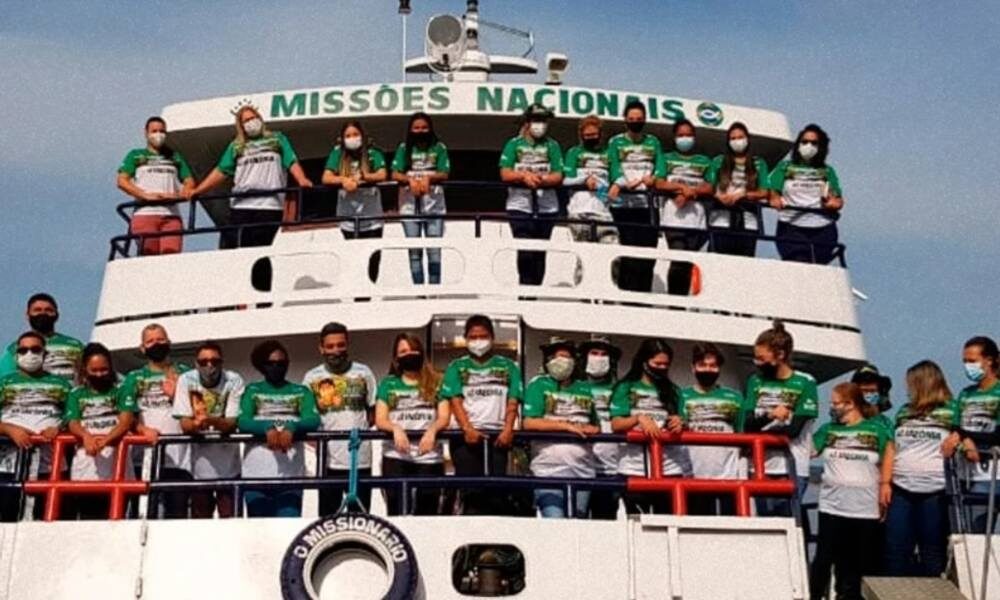 Barco lleva misioneros y medicinas a niños del Amazonas