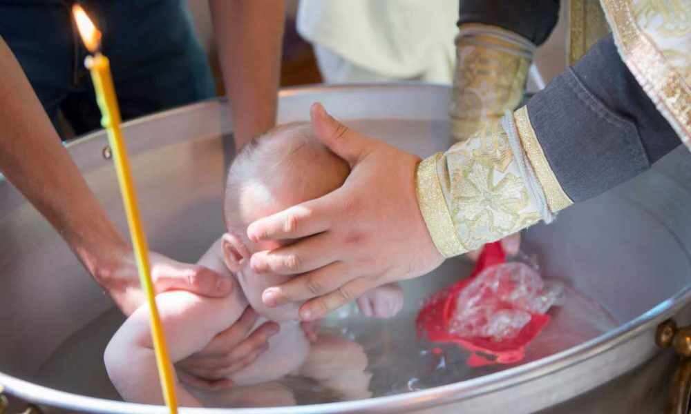 Cristianos piden cambiar inmersión en bautismos tras muerte de un bebé