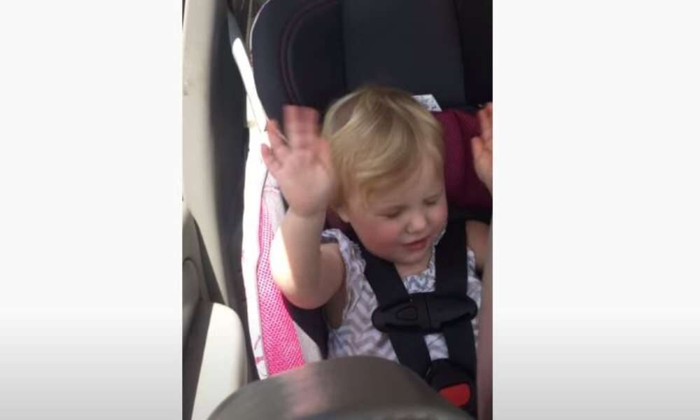 Viral: Bebé es filmado adorando a Dios en un carro