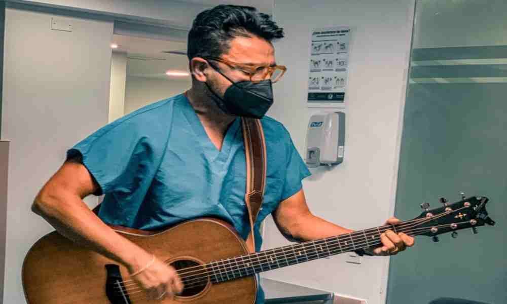 Alex Campos canta nuevamente alabanzas en una clínica de Colombia