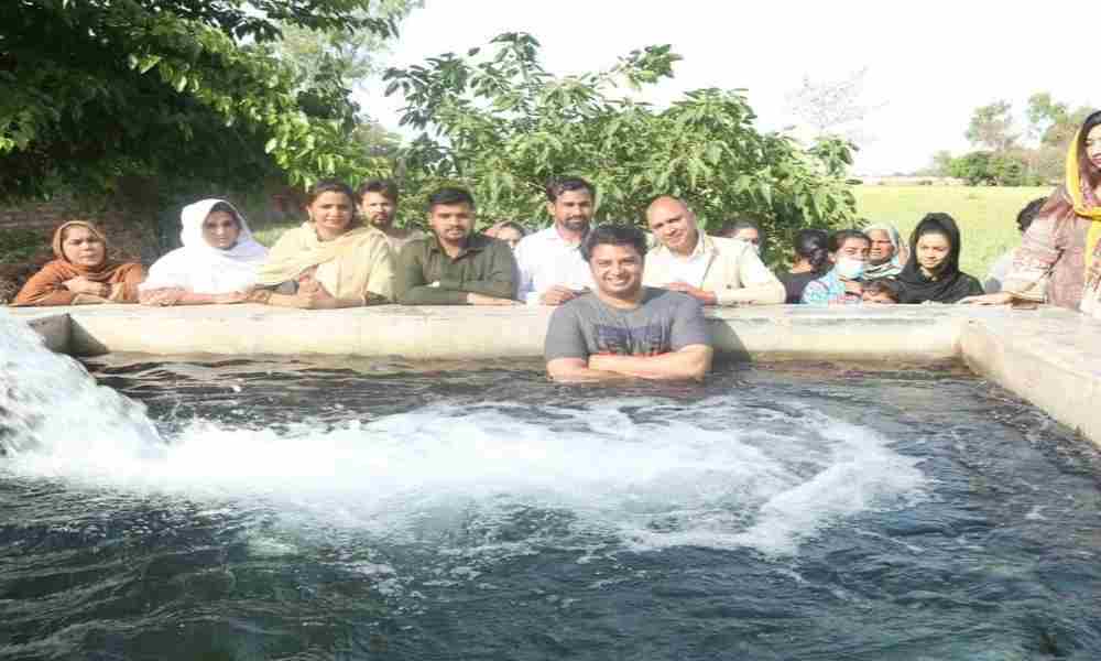 Más de 30 cristianos se bautizan en Pakistán