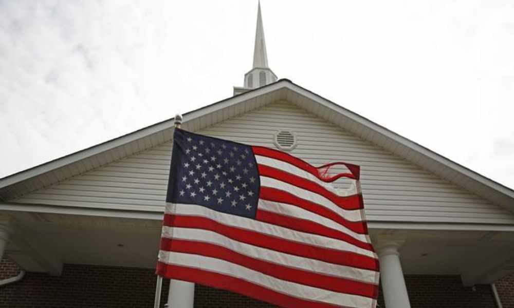 Activista cristiano insta a las iglesias retirar la bandera de EU de los altares