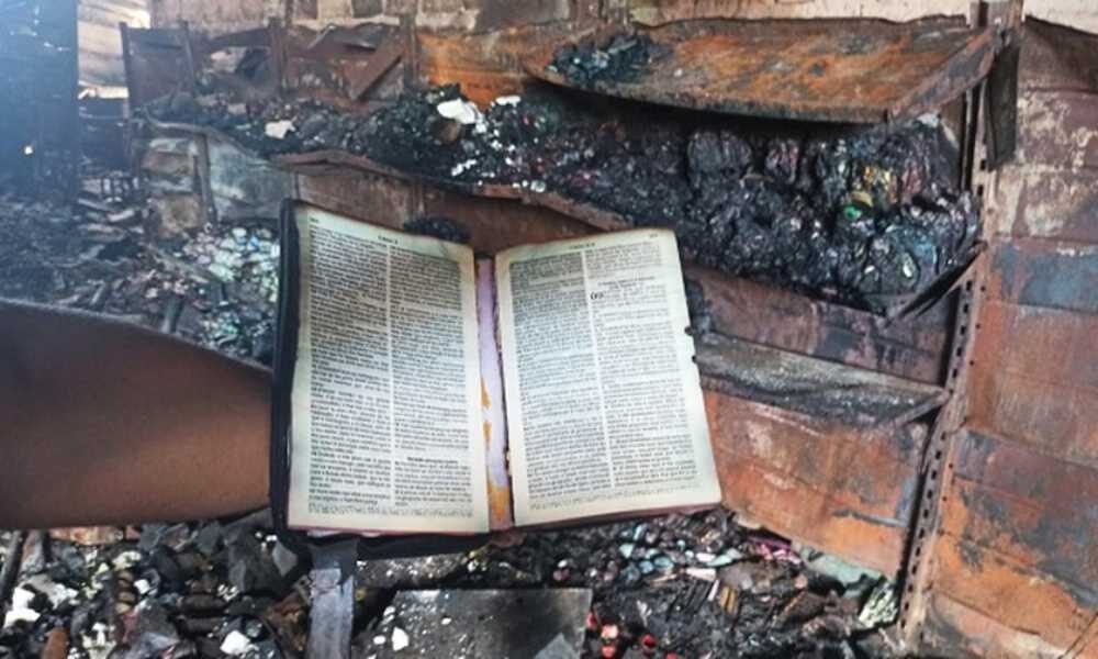 Brasil: incendio en un almacén acaba con todo menos con una Biblia