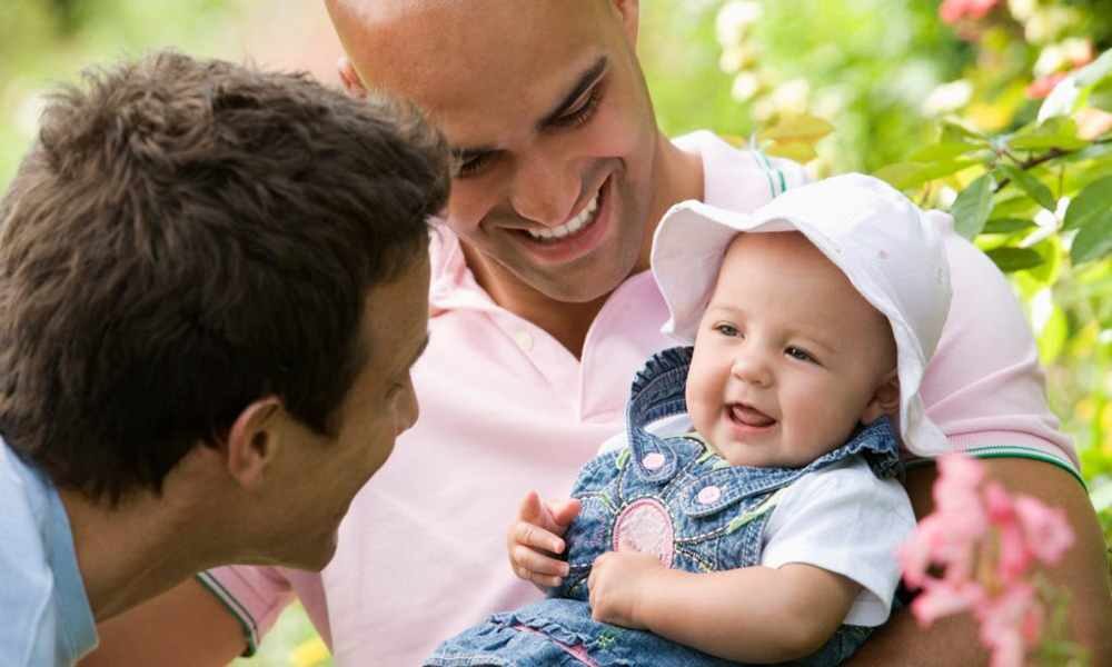 EU: agencia de adopción cristiana permitirá que parejas gay adopten