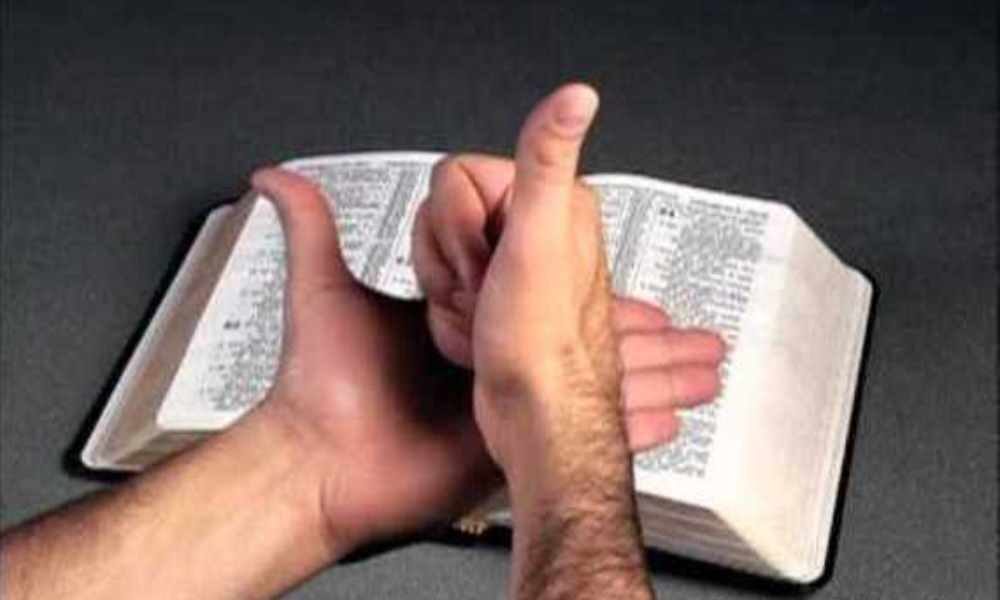 El Salvador: cristianos sordos traducen la Biblia al lenguaje de señas