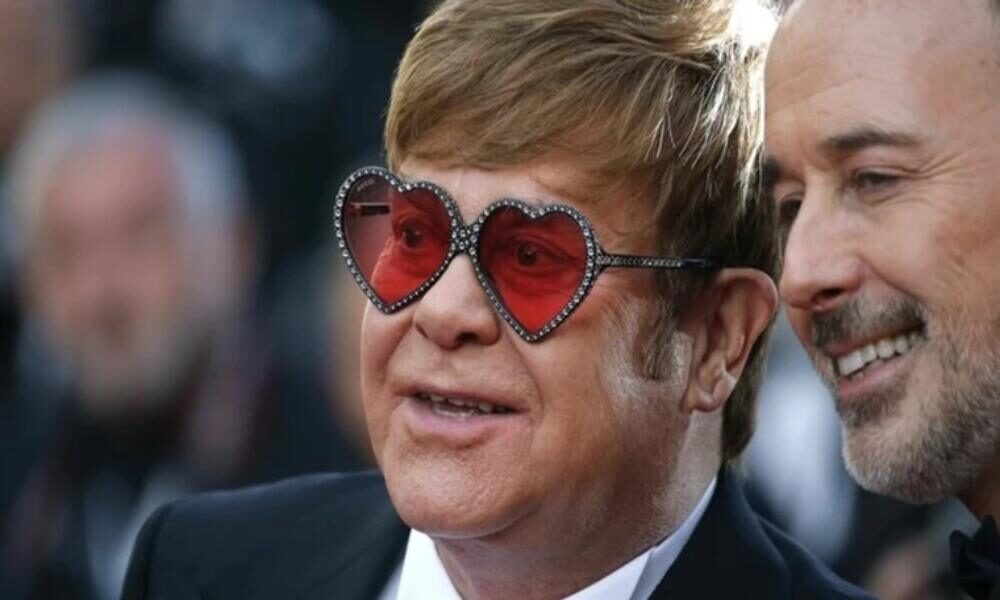 Elton John llama a la iglesia católica hipócrita por beneficiarse de su película gay