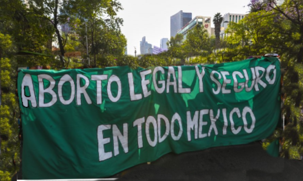 Feministas reemplazan bandera de México por la del aborto en el Congreso
