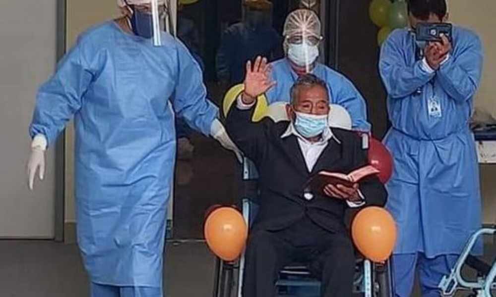 Hombre vence el Covid-19 y sale del hospital leyendo la Biblia