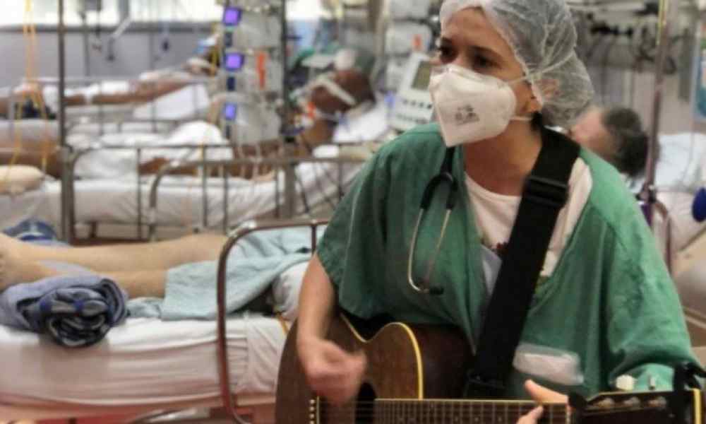 Viral: doctora canta alabanzas a los pacientes terminales de Covid-19
