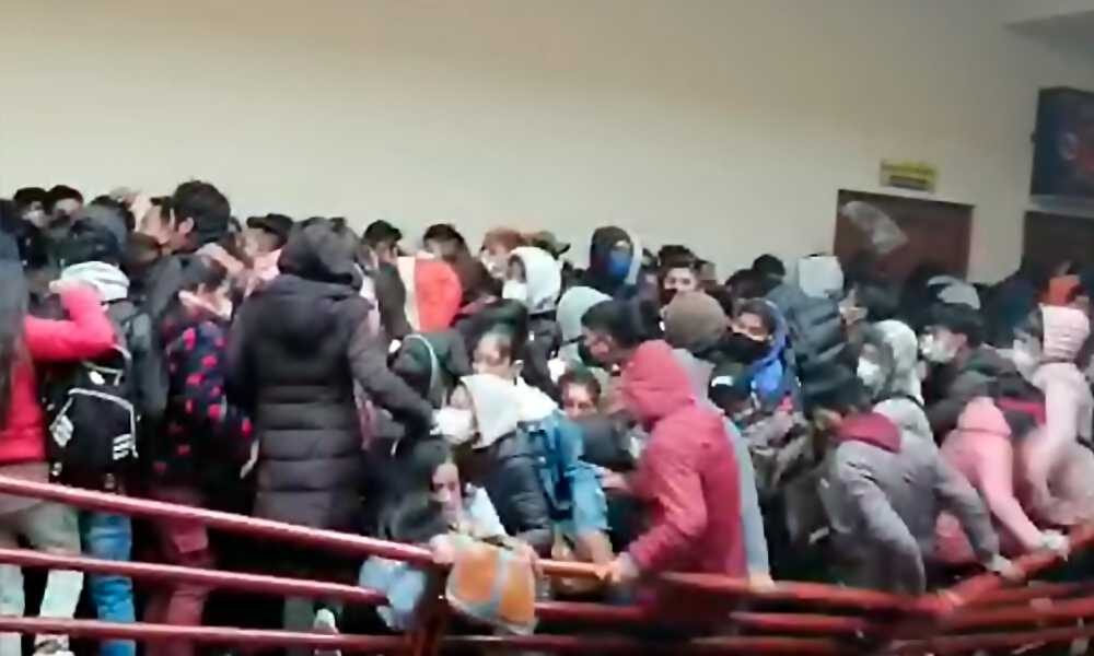Mueren siete estudiantes al caer de un cuarto piso en Bolivia