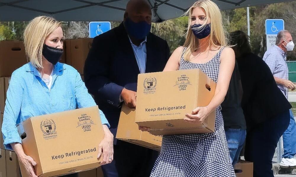 Ivanka Trump reaparece públicamente entregando alimentos a necesitados