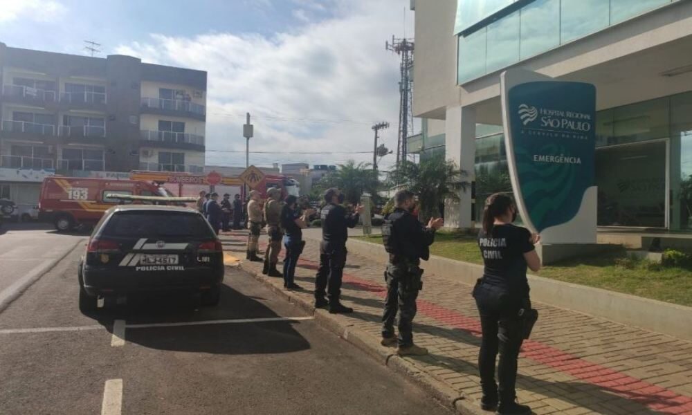 Brasil: policía ora en hospital que tiene el 100 % de camas UCI ocupadas