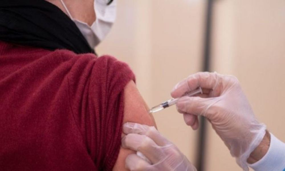 «La inyección no es un mandamiento»: cuestionan vacuna contra Covid-19