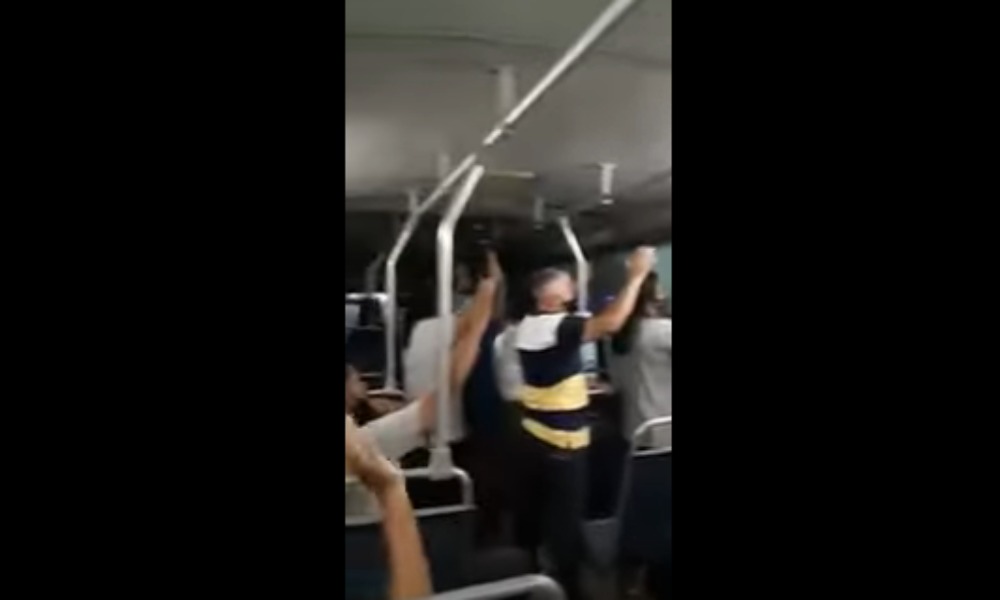 Pastor y fieles usan autobús para orar frente a hospitales en Brasil