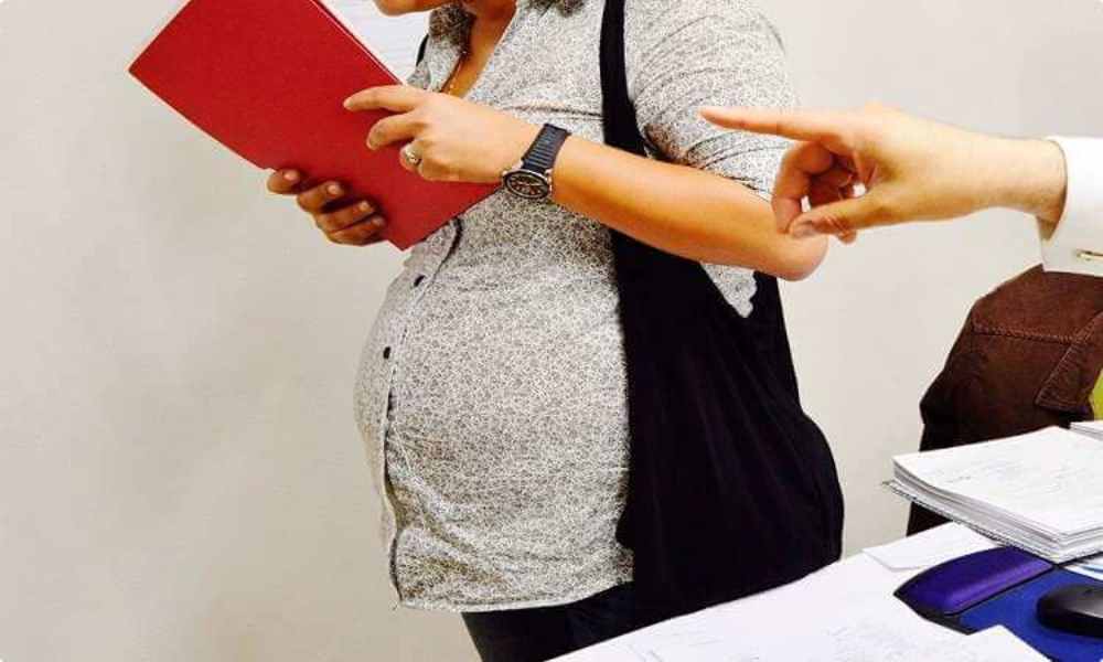 Empleador cristiano despide a trabajadora por salir embarazada antes del matrimonio