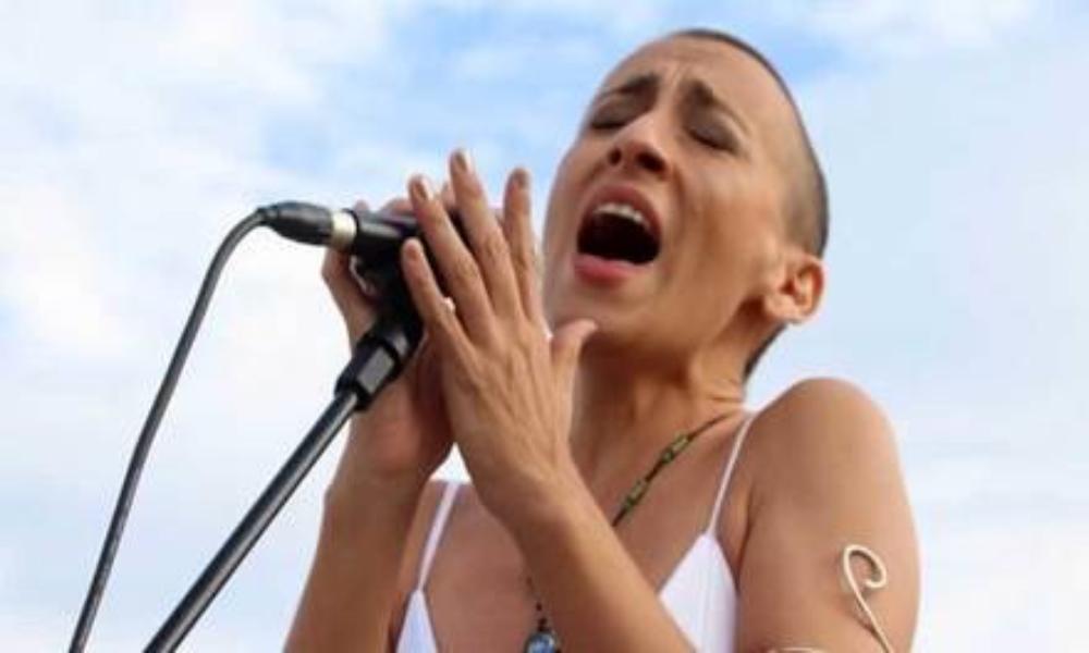 Cantante realiza una adaptación feminista al himno de Argentina