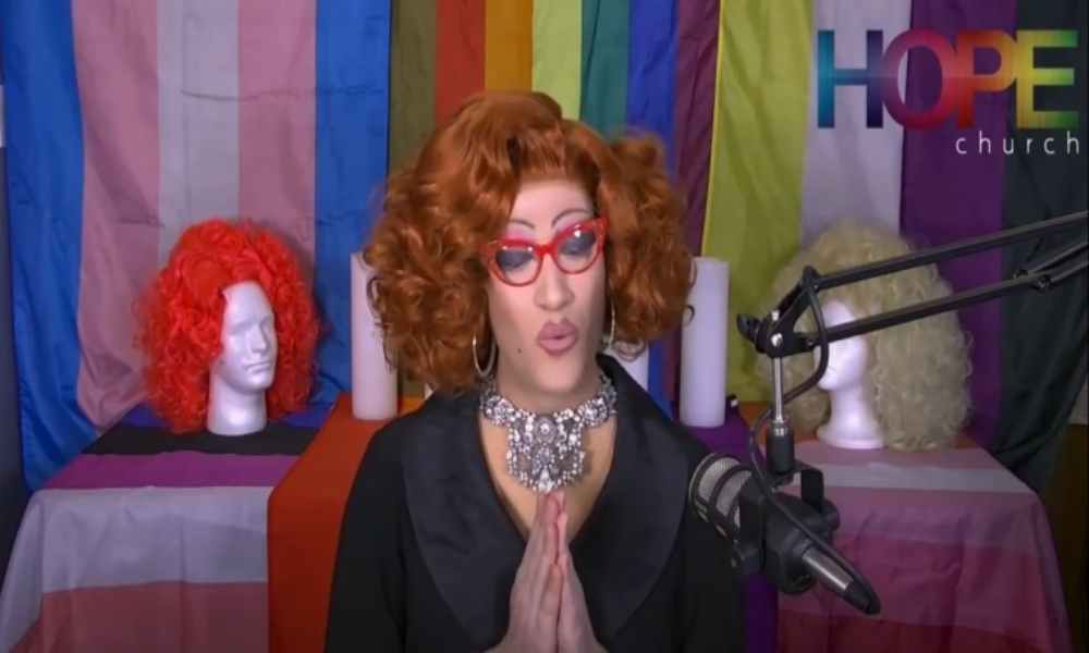 Iglesia es criticada por promover espectáculo de drag queen en un culto