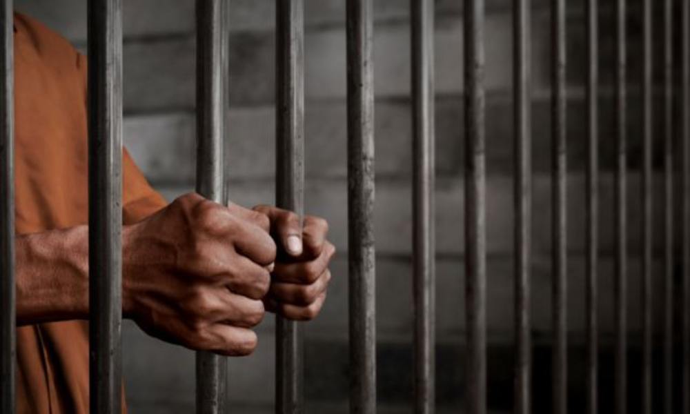 Pastor fue enviado a la cárcel por no acatar restricciones del Covid-19