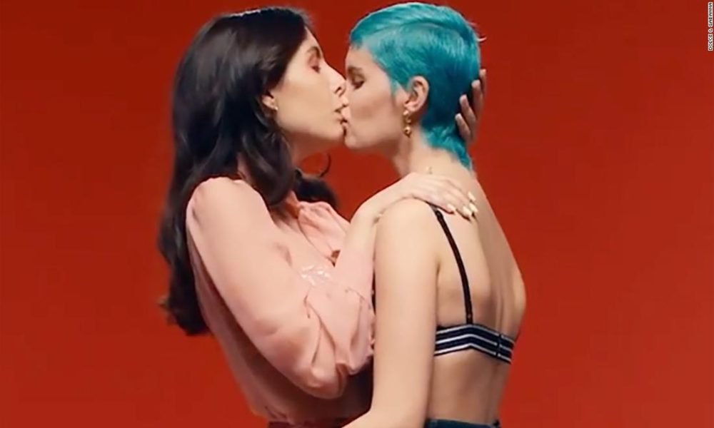 Rusia: solicitan prohibir publicidad de Dolce & Gabbana que muestra a homosexuales besándose