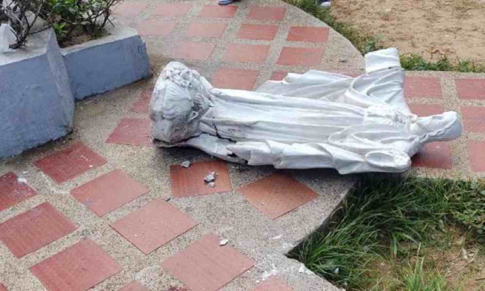 Niña murió al caerle encima una estatua de Jesús