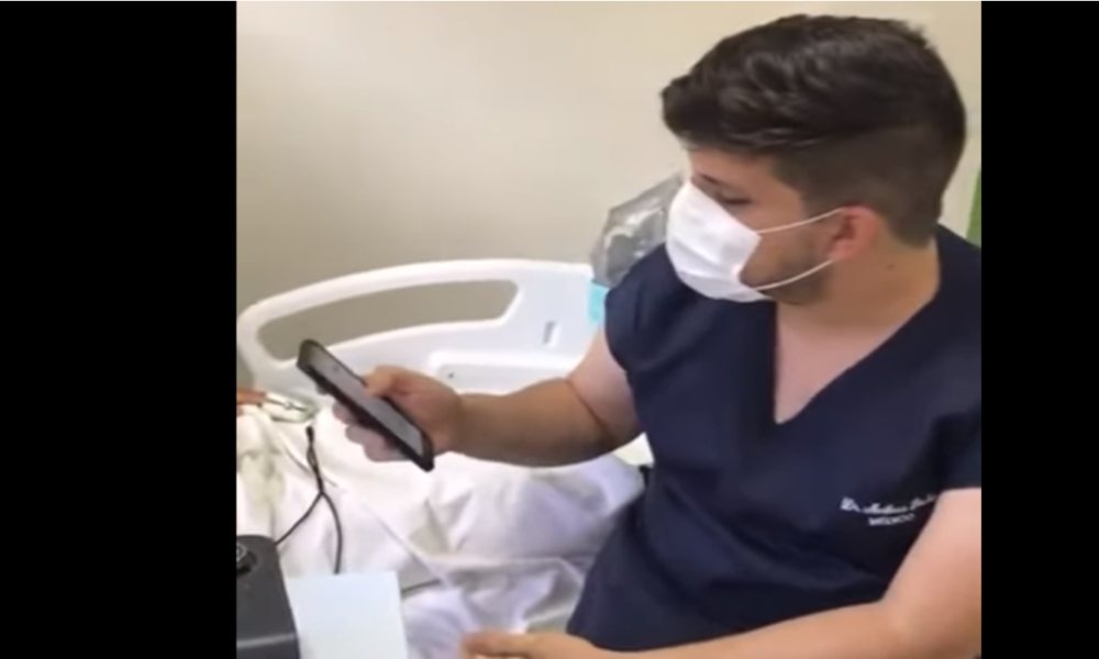 Video: médico le canta «Aleluya» a una paciente antes de morir de Covid-19