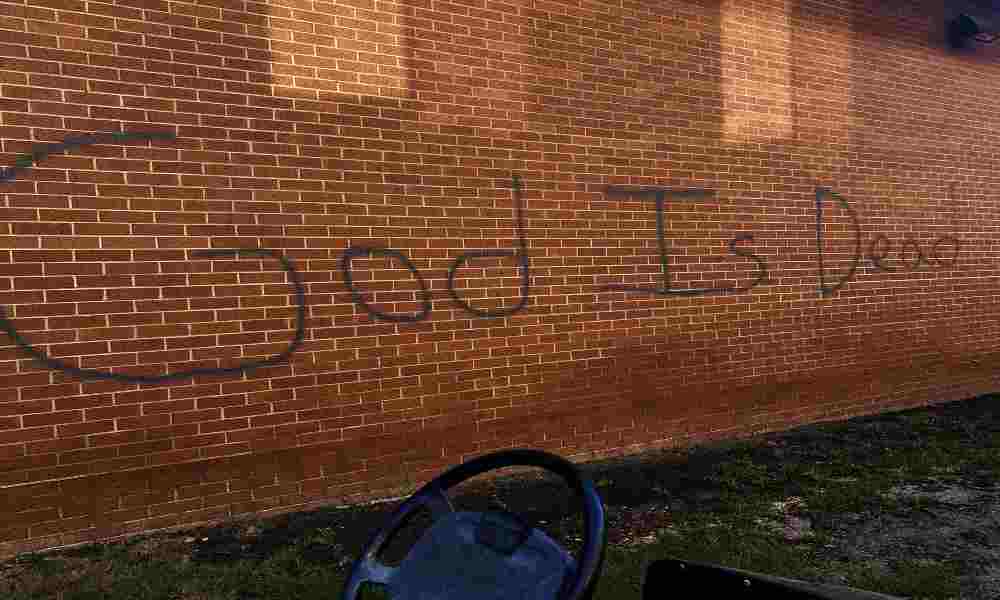 Vandalizan muros de iglesia escribiendo «Dios está muerto»