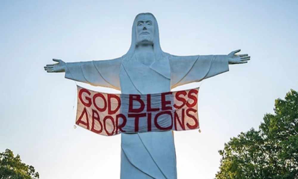 Abortistas ponen en estatua de Cristo «Dios bendiga los abortos»