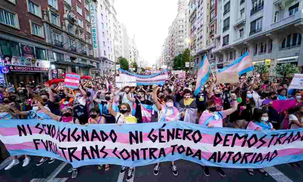 «Ley trans»elimina las palabras padre y madre del Código Civil de España