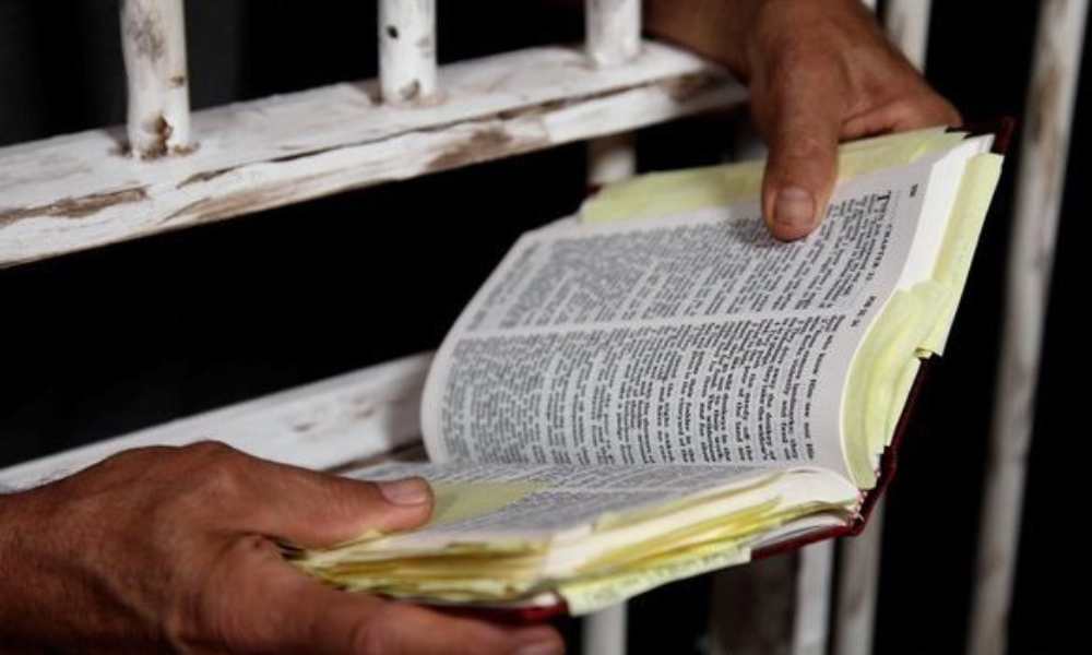 Pareja detenida por evangelizar se opone a negar a Dios