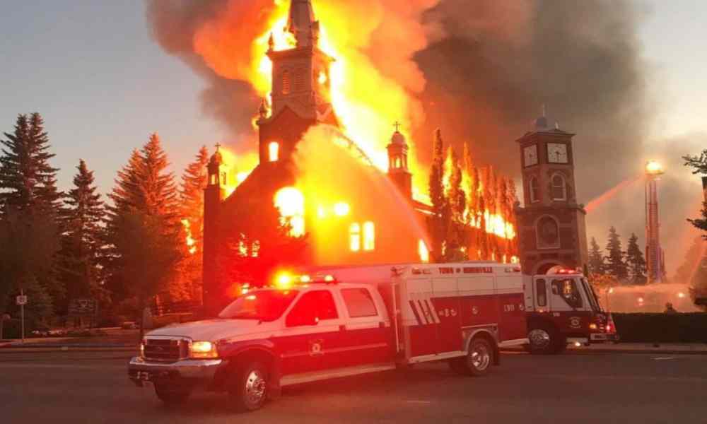 Incendian iglesias católicas en Canadá tras encontrar cadáveres de niños