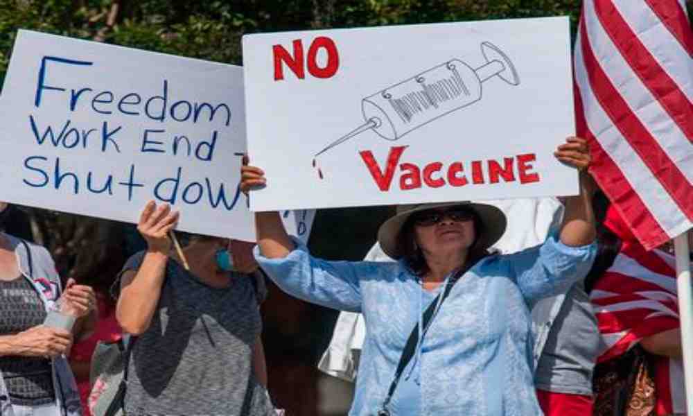 Estadounidenses seculares tienden a rechazar vacuna más que evangélicos
