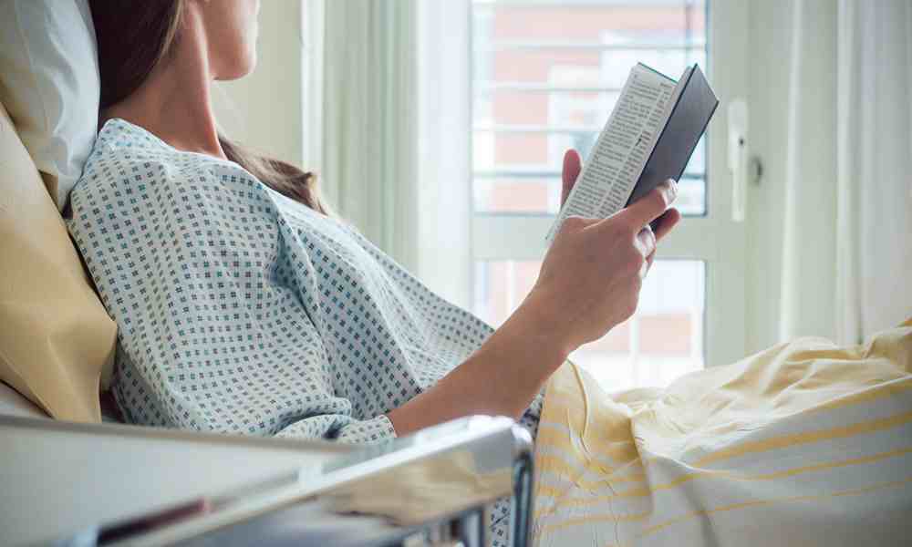 Mujer que iba a abortar denuncia a hospital por permitir entrega de Biblias