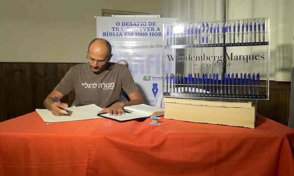 Brasileño establece récord al transcribir la Biblia a mano en 3 meses