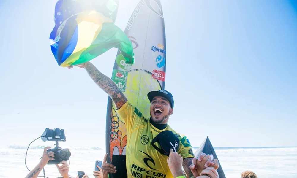 “Todo el honor y la gloria a Dios”, dice el tricampeón mundial de surf