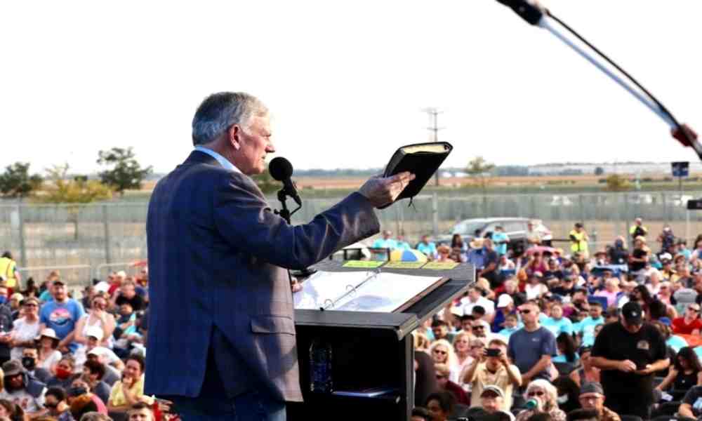 5 mil personas aceptan a Cristo en gira evangelística de Franklin Graham