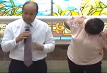 Pastor entrevista a una mujer bajo una posesión demoníaca
