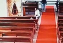 Policía arresta a mujer que le robó a los fieles mientras oraban