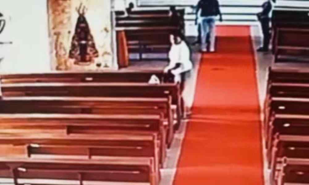 Policía arresta a mujer que le robó a los fieles mientras oraban