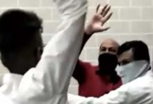 Turba de hindúes golpea a pastores en una estación de policía