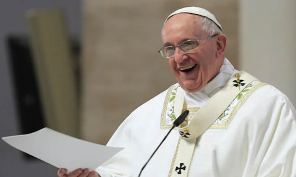 Vaticano recorta salarios por falta de certificado médico