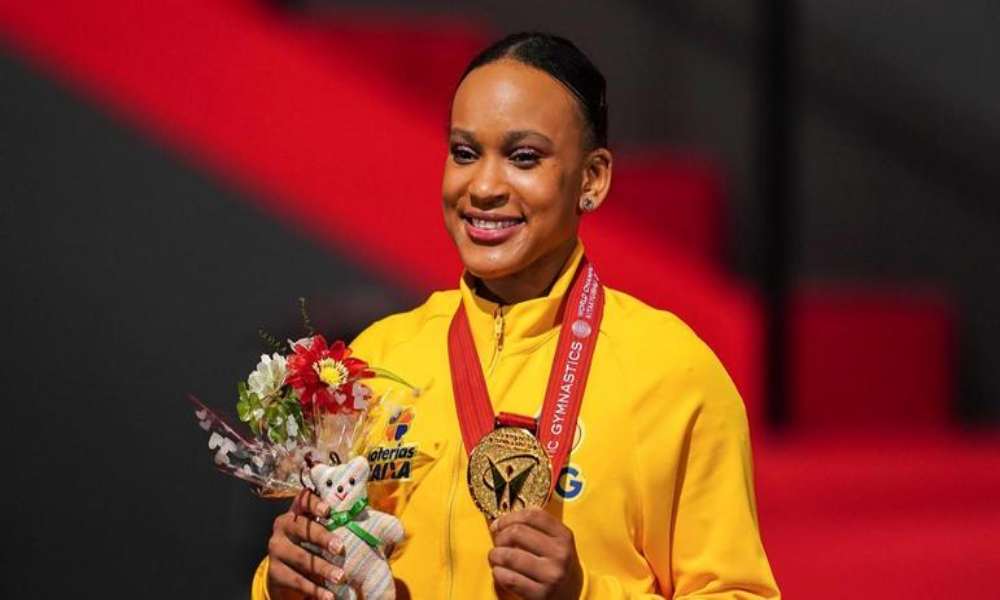 «Dios es bueno», celebra atleta tras ganar oro en el Mundial de Gimnasia