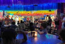 Escuela primaria lleva a niños de excursión a un bar gay en Florida